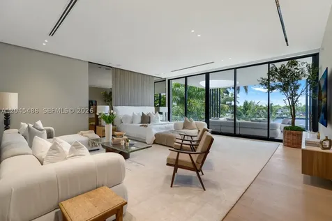 1015 S Southlake Drive Hollywood FL 33019