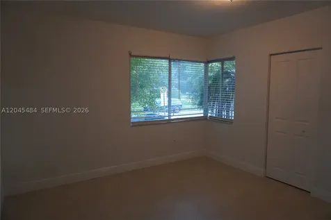 2880 Pine Tree Drive Miami Beach FL 33140