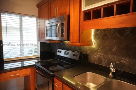 2880 Pine Tree Drive Miami Beach FL 33140