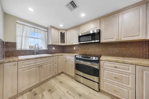 20 NW 87th Avenue Miami FL 33172
