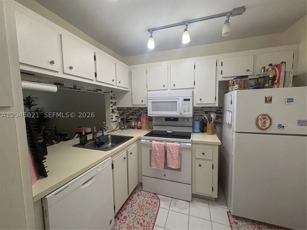 9340 Lagoon Place Davie FL 33324