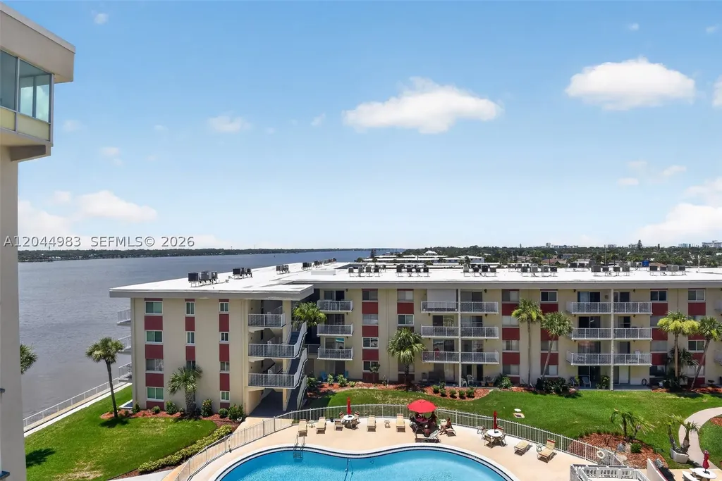 2711 N Halifax Avenue Daytona FL 32118
