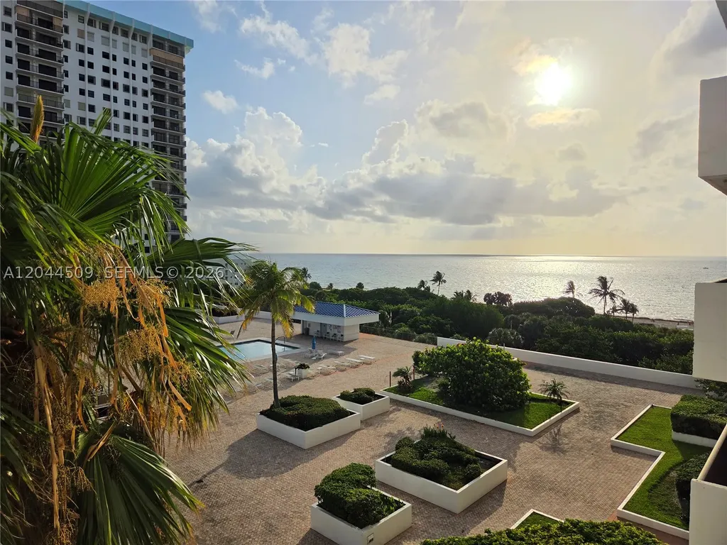 Hollywood FL 33019