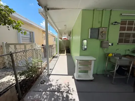 974 SE 1st Street Hialeah FL 33010