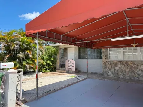 974 SE 1st Street Hialeah FL 33010