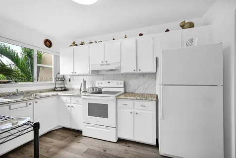 942 NE 199th Street Miami FL 33179