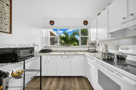 942 NE 199th Street Miami FL 33179