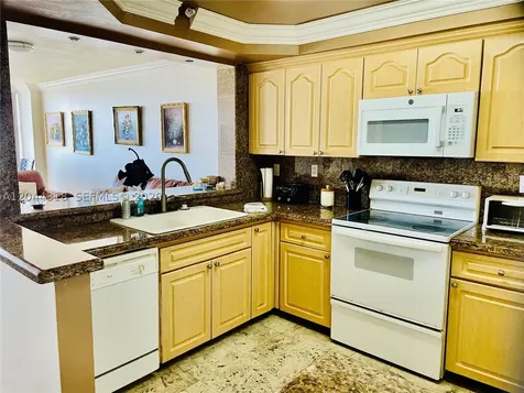 2555 Collins Avenue Miami Beach FL 33140