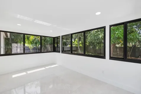 770 NE 160th Street Miami FL 33162