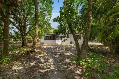 770 NE 160th Street Miami FL 33162