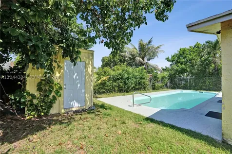 611 SW 76th Terrace North Lauderdale FL 33068