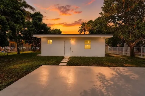521 NW 33rd Avenue Miami FL 33125