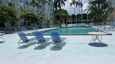 488 NW 165th St Road Miami FL 33169