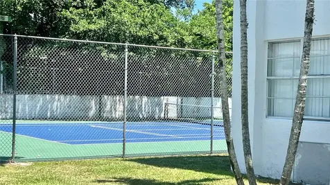 488 NW 165th St Road Miami FL 33169