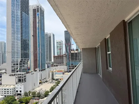 915 NW 1st Avenue Miami FL 33136
