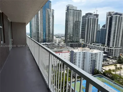 915 NW 1st Avenue Miami FL 33136