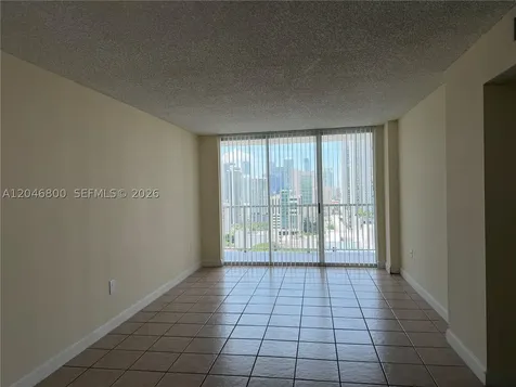 915 NW 1st Avenue Miami FL 33136