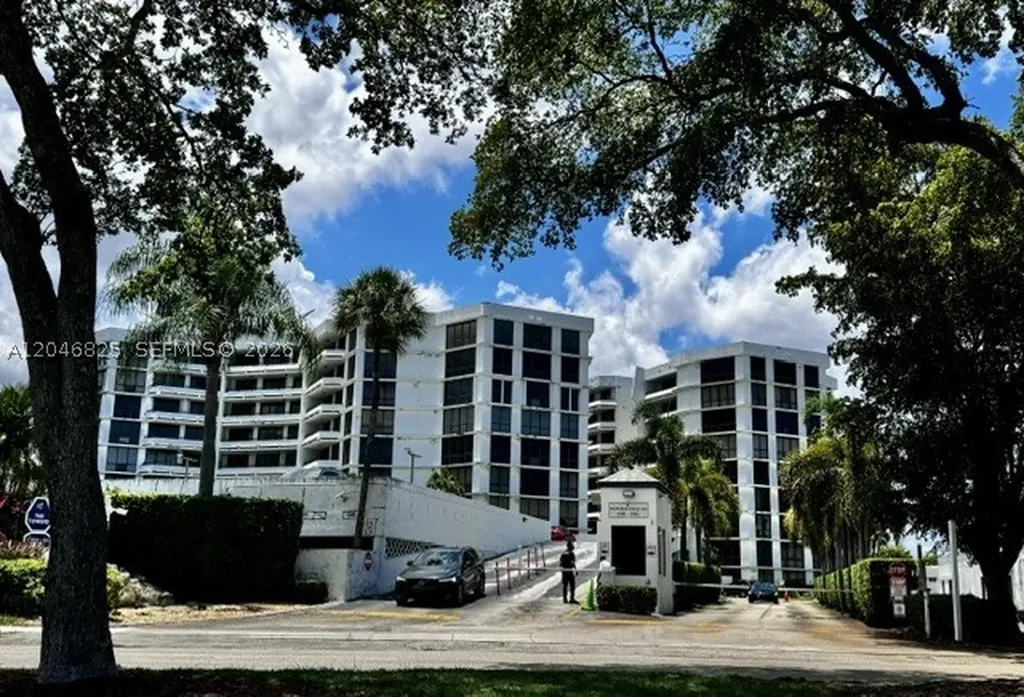 13951 Kendale Lakes Circle Miami FL 33183