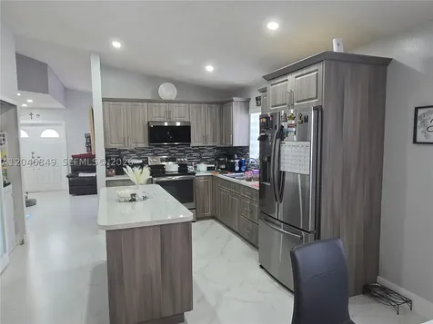 2727 W 70th Street Hialeah FL 33016