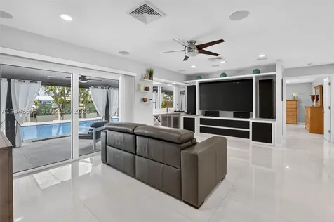 966 SE 9th Avenue Pompano Beach FL 33060