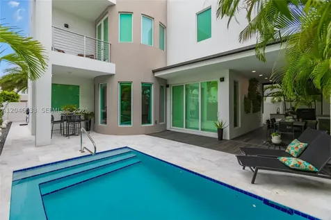 10561 NW 68th Terrace Doral FL 33178