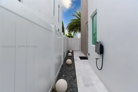 10561 NW 68th Terrace Doral FL 33178