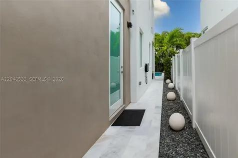 10561 NW 68th Terrace Doral FL 33178