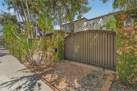 2561 Trapp Avenue Miami FL 33133