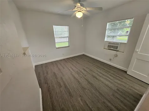 2121 NW 28th Street Oakland Park FL 33311