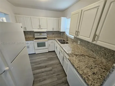2121 NW 28th Street Oakland Park FL 33311