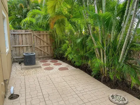 4950 Washington Street Hollywood FL 33021
