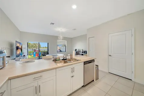 11295 W 34th Way Hialeah FL 33018