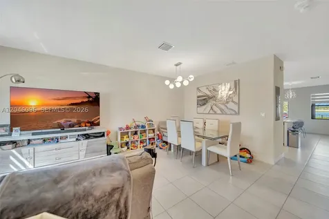 11295 W 34th Way Hialeah FL 33018