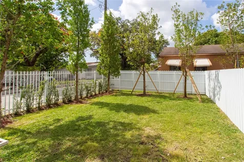1252 NW 39th Street Miami FL 33142