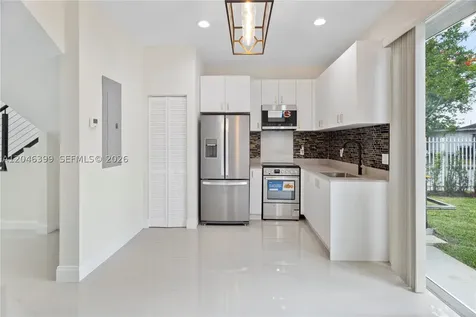 1252 NW 39th Street Miami FL 33142