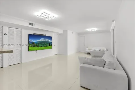 2457 Collins Avenue Miami Beach FL 33140