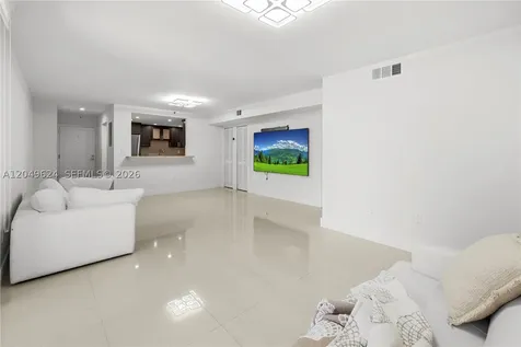 2457 Collins Avenue Miami Beach FL 33140