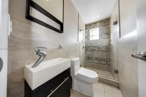 490 W 33rd Place Hialeah FL 33012