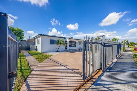 490 W 33rd Place Hialeah FL 33012