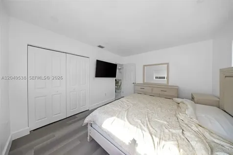 490 W 33rd Place Hialeah FL 33012