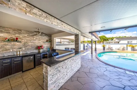 490 W 33rd Place Hialeah FL 33012