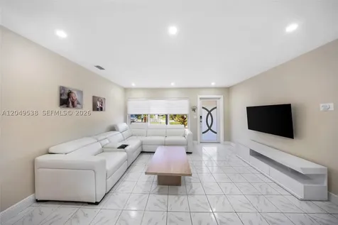 490 W 33rd Place Hialeah FL 33012