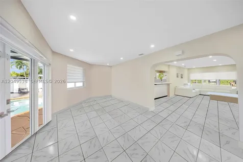490 W 33rd Place Hialeah FL 33012