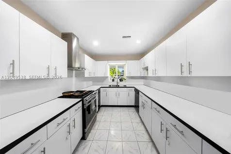 490 W 33rd Place Hialeah FL 33012