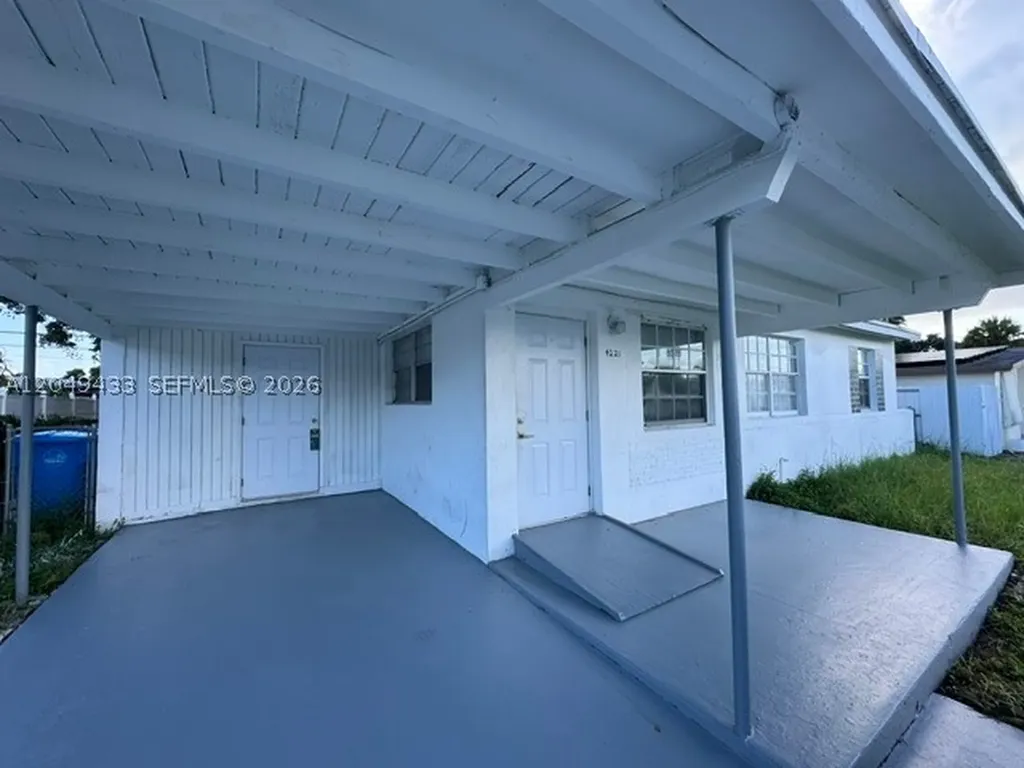 4221 SW 39th Street West Park FL 33023