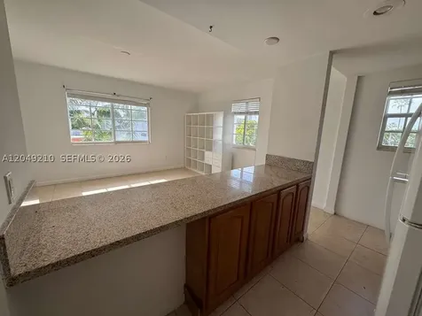 7130 Rue Versailles Miami Beach FL 33141