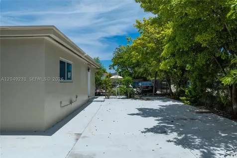 1701 NW 19th Avenue Miami FL 33125