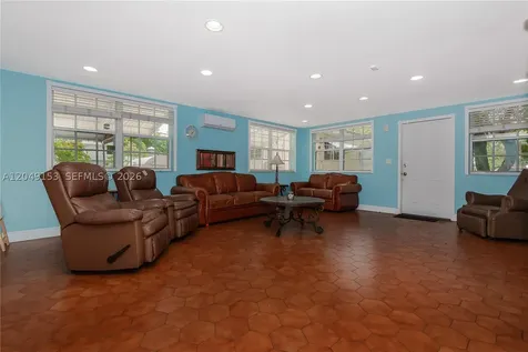 292 W 39th Place Hialeah FL 33012