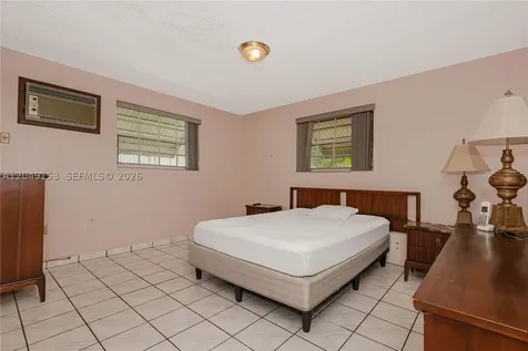 292 W 39th Place Hialeah FL 33012