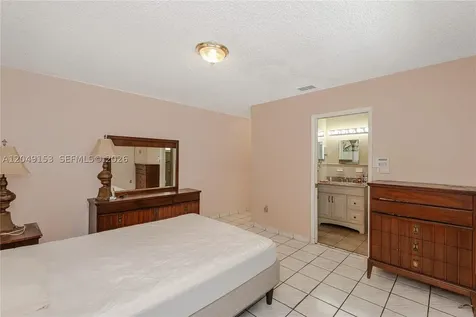 292 W 39th Place Hialeah FL 33012